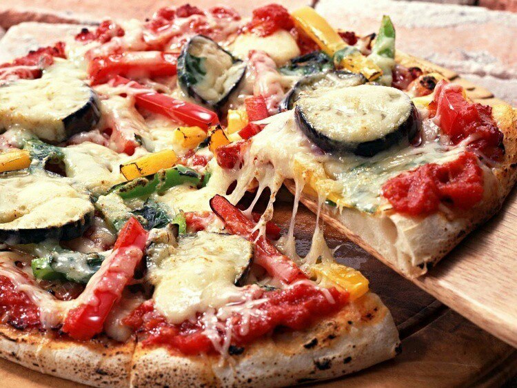 Вкусная пицца с баклажанами