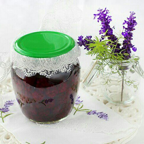 Компот из ежевики с ягодами можжевельника